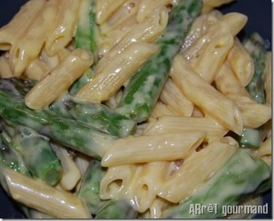 Penne au parmesan et aux asperges, sauce hollandaise