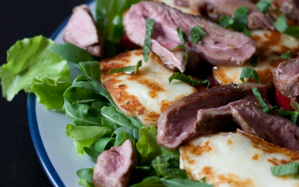 Salade d'Agneau, Halloumi, Roquette et Poivrons Grillés