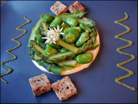 Fèves et asperges à l'huile de noisette, fromage frais de brebis et jus de cosses