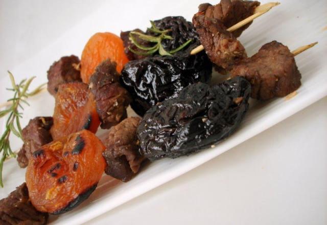 Brochettes d'agneau marinées aux abricots secs et pruneaux