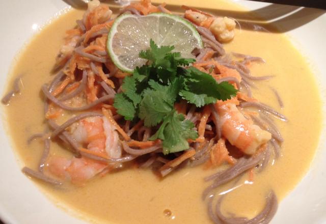 Soupe de crevettes et soba au lait de coco