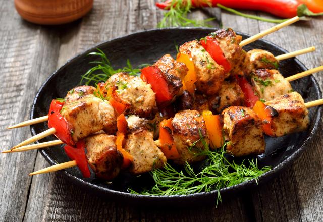 Tous en cuisine : Cyril Lignac partage sa recette de brochettes de poulet épicé et sa salade de concombre !