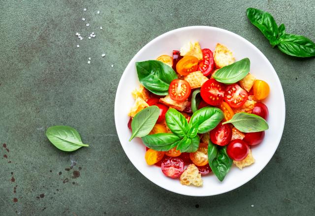 Que faire avec du pain rassis ? Julie Andrieu partage sa recette parfaite pour l’utiliser dans une salade !