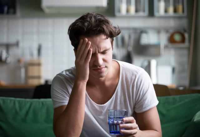 Boire un verre d’eau entre chaque verre d’alcool empêche-t-il (vraiment) la gueule de bois ?