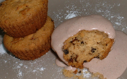 Muffins à la pomme, noix et raisins de corinthe et mousse onctueuse à la crème de soja  parfumée au chocolat épicé