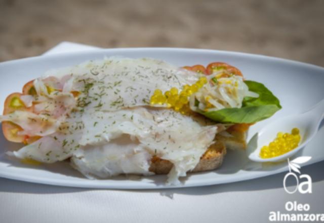 Morue fumée sur pain grillé et tomate lait de raf avec des perles