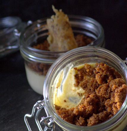 Petits pots de crème de Comté en croûte de pain d'épices façon crumble et tuile de Comté