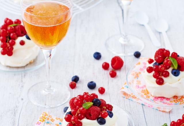 Mini pavlova aux fruits rouges nappée d'une crème fouettée légère au cidre