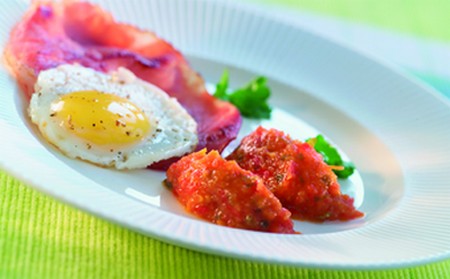 Œuf de caille au plat et concassé de poivrons rouges, ail et persil