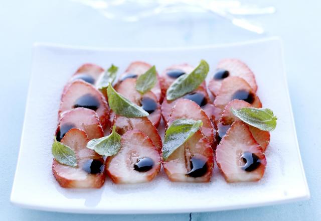 Carpaccio de fraises, balsamique et basilic