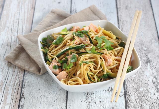 Nouilles chinoises sautées courgettes et saumon