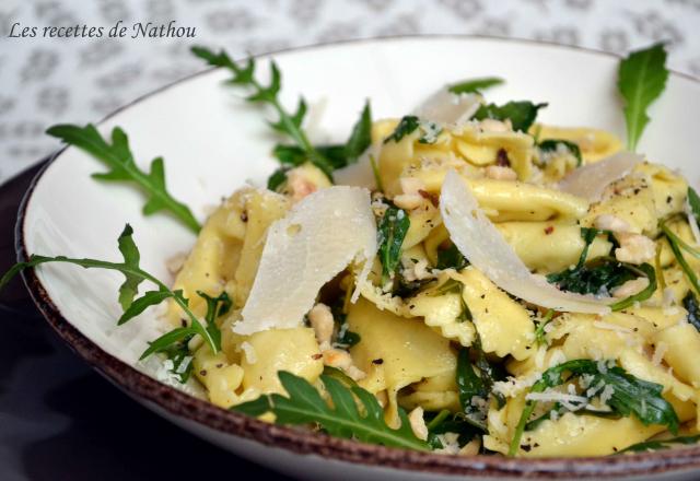 Tortellinis à la roquette fondante et noisettes grillées