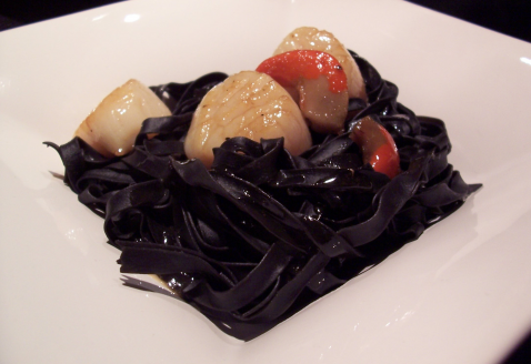 Tagliatelles encre de seiche, Saint-Jacques au vermouth