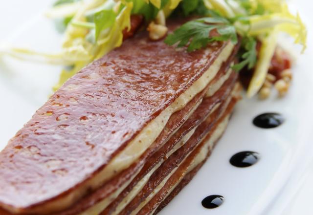 Millefeuilles de diots fumés et mousseline de reblochon à la graine de moutarde, salade de pissenlits aux noix