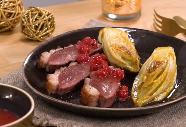 Magret de canard aux endives caramélisées et sauce aux groseilles