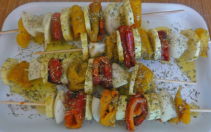 Brochettes de légumes colorés