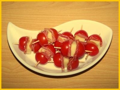 Brochettes de tomates cerises, jambon cru et Etorki