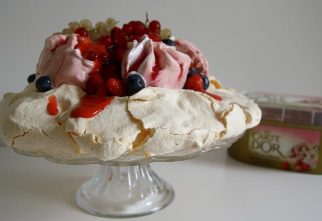 Pavlova aux fruits rouges & glace Carte d'Or® façon glacier fraise et morceaux de meringue