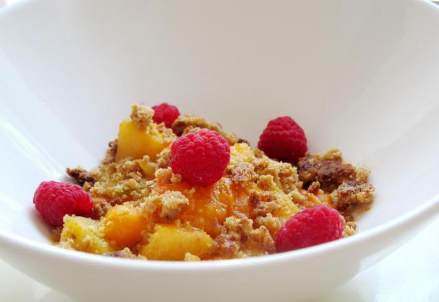 Compotée de melon, d'abricots et de framboises façon crumble