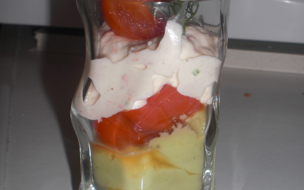 Verrine de crème verrine d'avocat, tomates concassées et crème de crevette