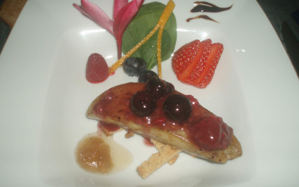 Escalope de foie gras déglacé au champagne et ses fruits rouges