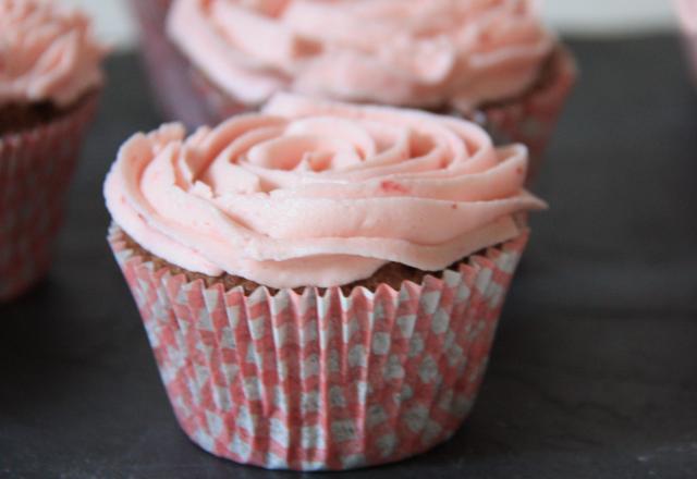 Cupcakes au chocolat et à la framboise façon rose