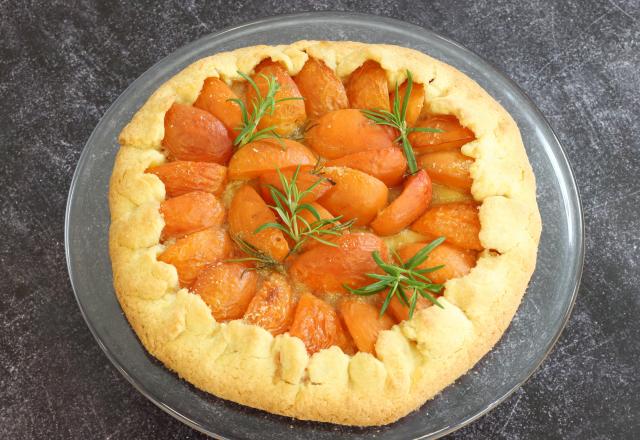 Tarte rustique aux abricots et au romarin