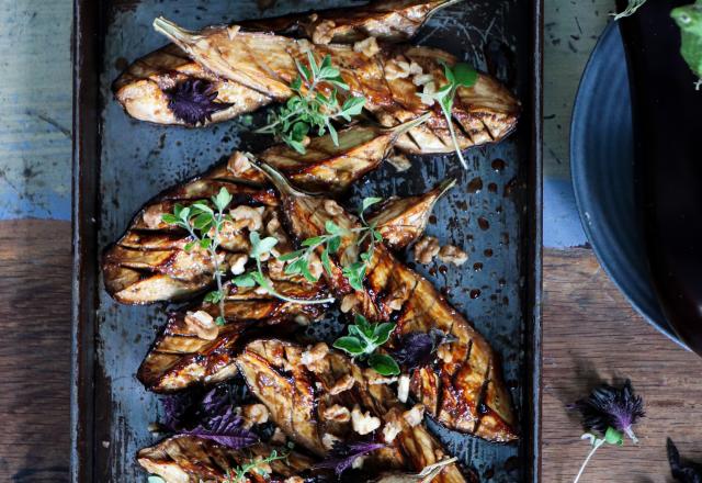 Aubergines de France grillées au miso, noix et graines germées