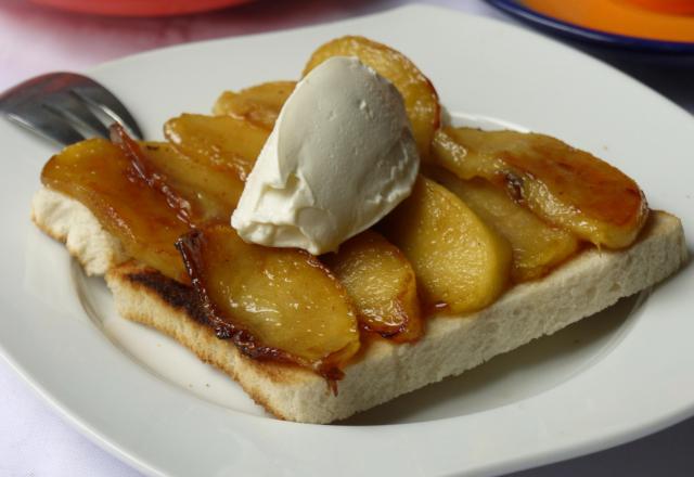 Tartine façon tarte tatin, quenelle de St-Môret®