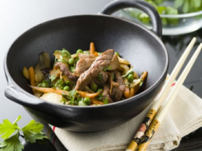 Wok d'agneau parfumé au vin de noix et légumes croquants