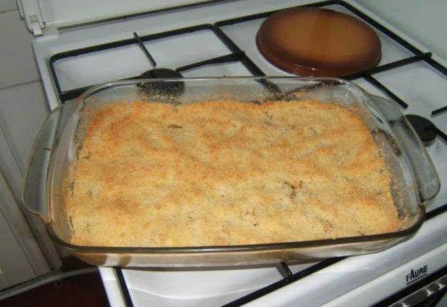 Crumble aux pommes avec deux boules de glace vanille