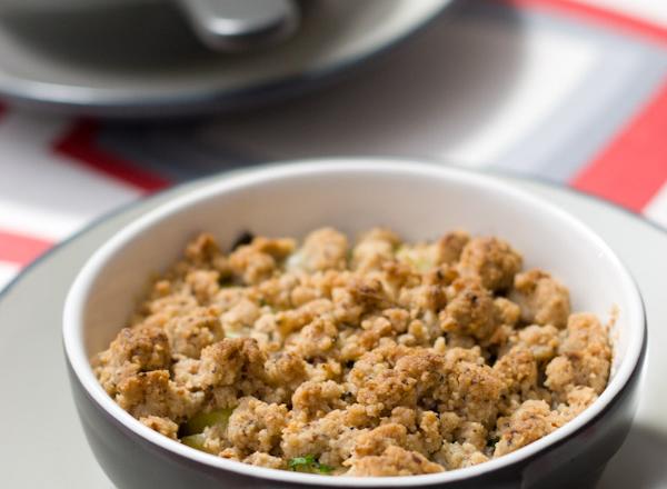 Crumble aux noisettes, poireaux et morbier