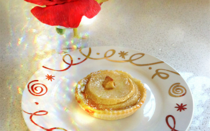 Petites tartes aux pommes poudrées d'or