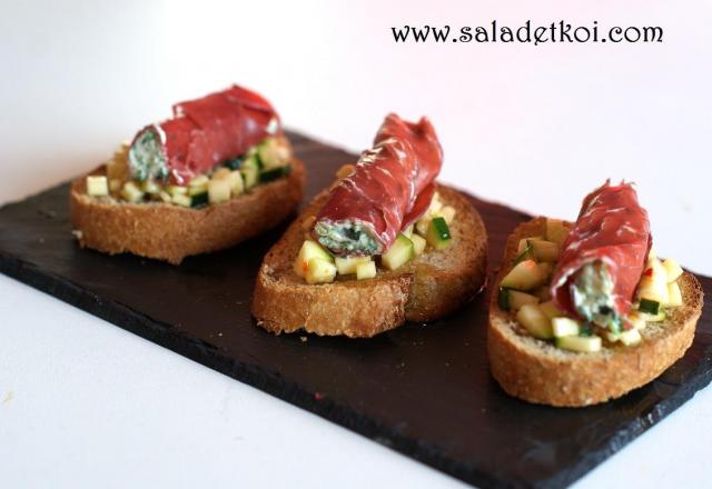 Crostinis au tartare de courgettes marinées, roulé de Bresaola aux arômes d'Italie