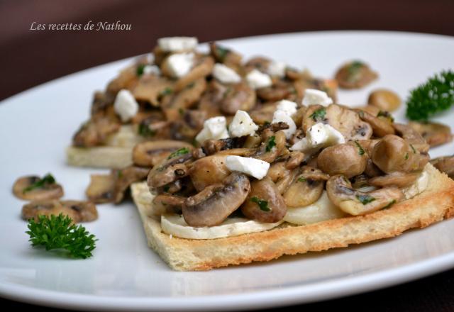 Toast aux champignons de Paris, balsamique et fromage de chèvre