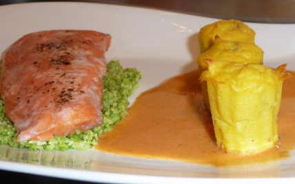 Saumon sur semoule verte, cannelés au pesto, sauce tomate