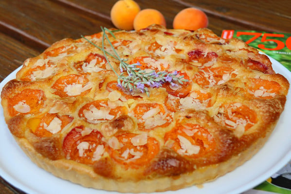 Tarte aux abricots sur lit d'amandine