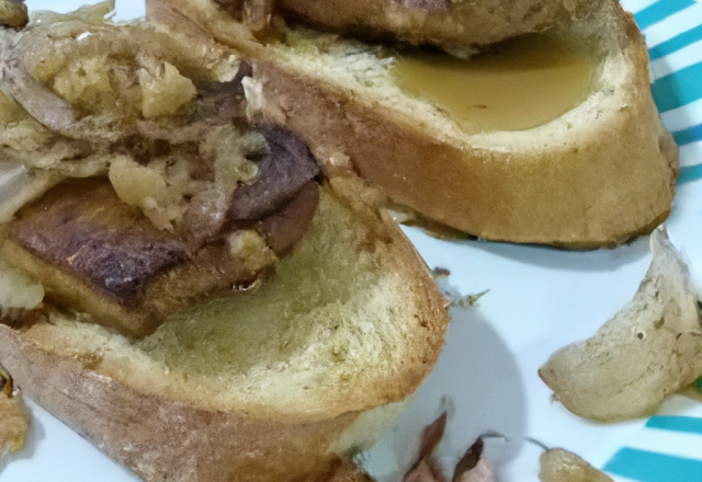 Toasts de foie gras et confit d'oignons aux noisettes