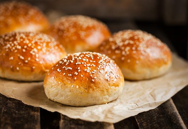 “Avec un pain maison, alors là c’est encore mieux” : Julie Andrieu partage sa recette simple pour faire de savoureux pains à burger !