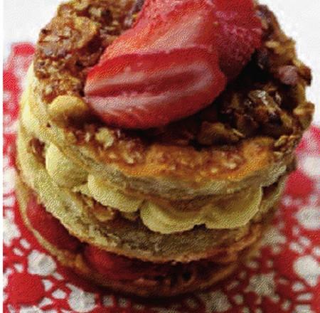 Mille-feuilles mousse de Comté et gelée de fraises et rhubarbes