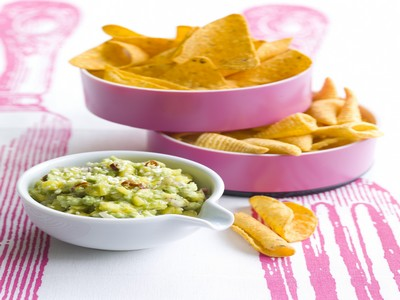 Pragmatiques dips de soufflés et tortillas, guacamole mangue /avocat