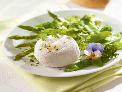 Salade de crottin de chèvre aux pois gourmands et brocolis