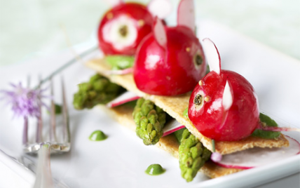 Sandwich de crackers de quinoa aux radis roses et asperges vertes