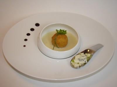 Cromesquis d'escargot au roquefort Papillon, sur un velouté d'endive et pomme Granny Smith