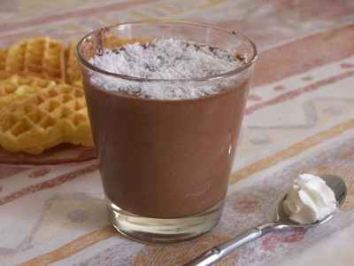 Mousse au chocolat parsemée de noix de coco râpée