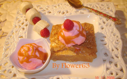 Glace à la fraise sur son lit de brownie au chocolat blanc