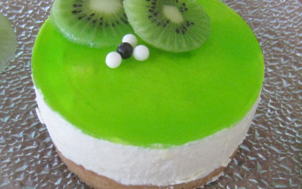 Mousse au lait d'amande et glaçage kiwi sur sablé Breton