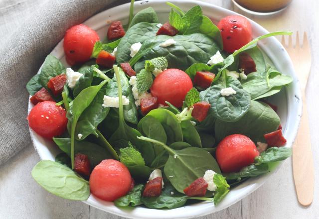 Salade de pousses d’épinard, billes de pastèque, chorizo et fromage de féta