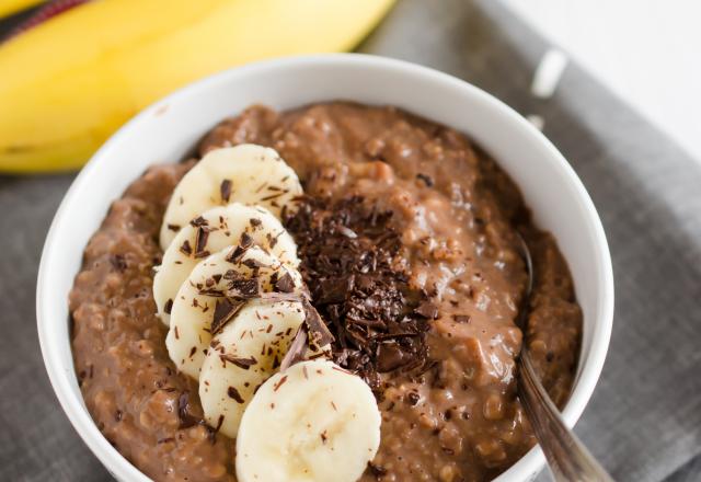 Porridge au chocolat et à la banane