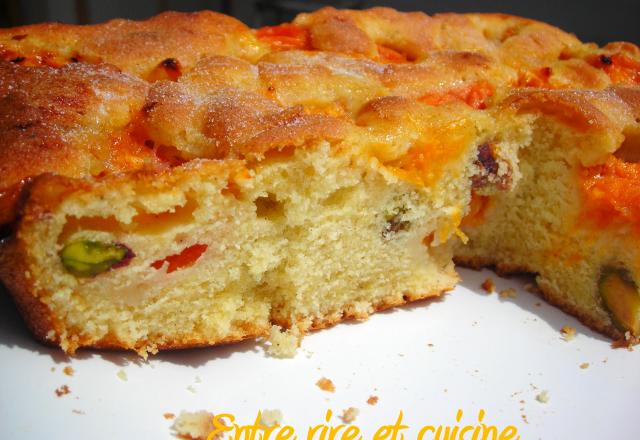 Gâteau aux abricots vanillés et aux éclats de pistaches